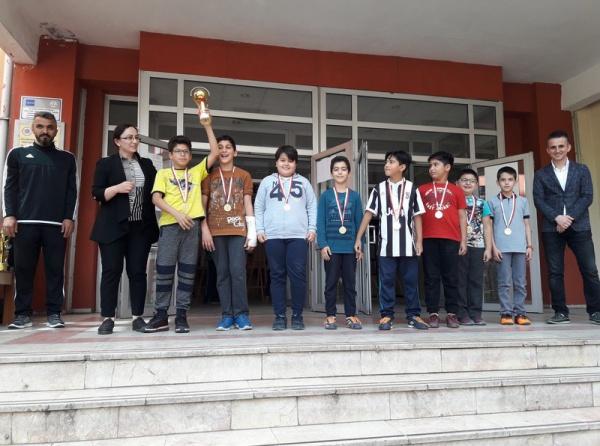 Okulumuz Spor Turnuvalarında Dereceye Giren Öğrenciler Madalya ve Hediyelerle Ödüllendirildi