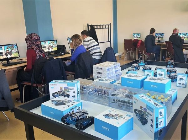 Okulumuz Bilişim Atölyesinde Bilişim Teknolojileri Öğretmenlerine "TEMEL ROBOTİK EĞİTİMİ" Verildi