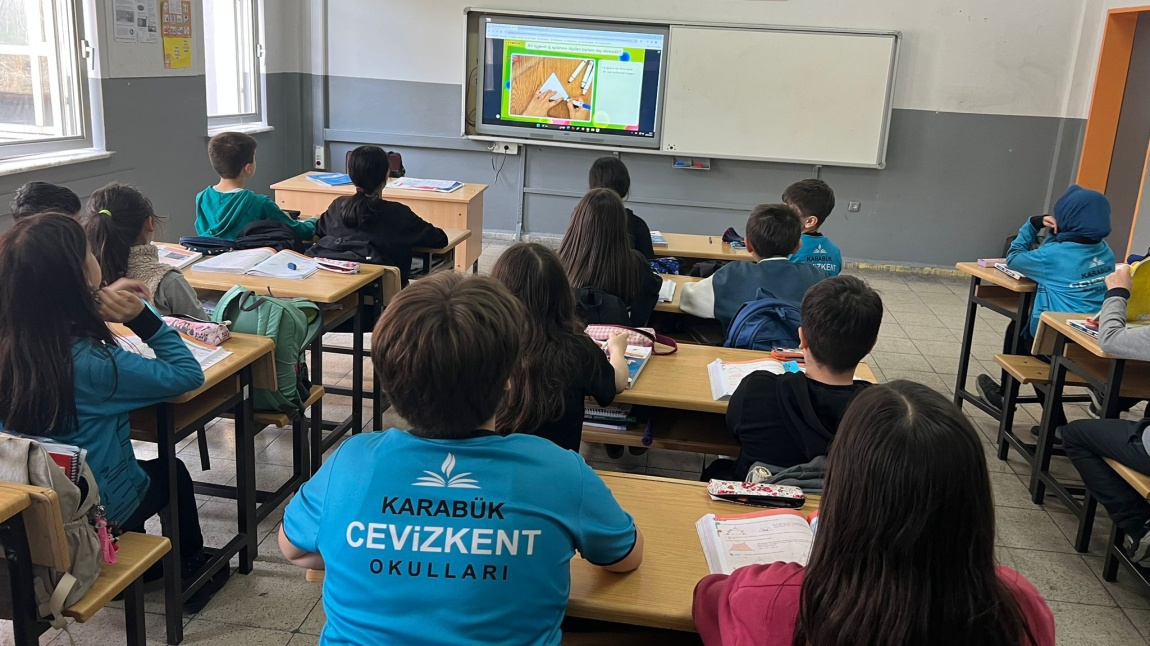 Eğitim Kenti Karabük Projesi Soyuttan Somuta Eğlenceli Dersler Kapsamında EBA Üzerinden Ders Videoları İzletildi